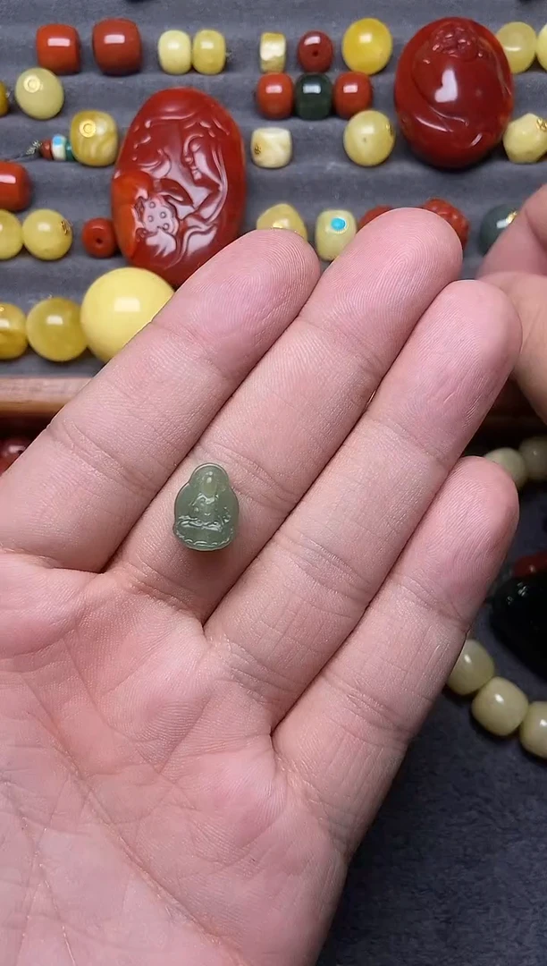 未镶嵌和田玉珠宝奇石上**✍