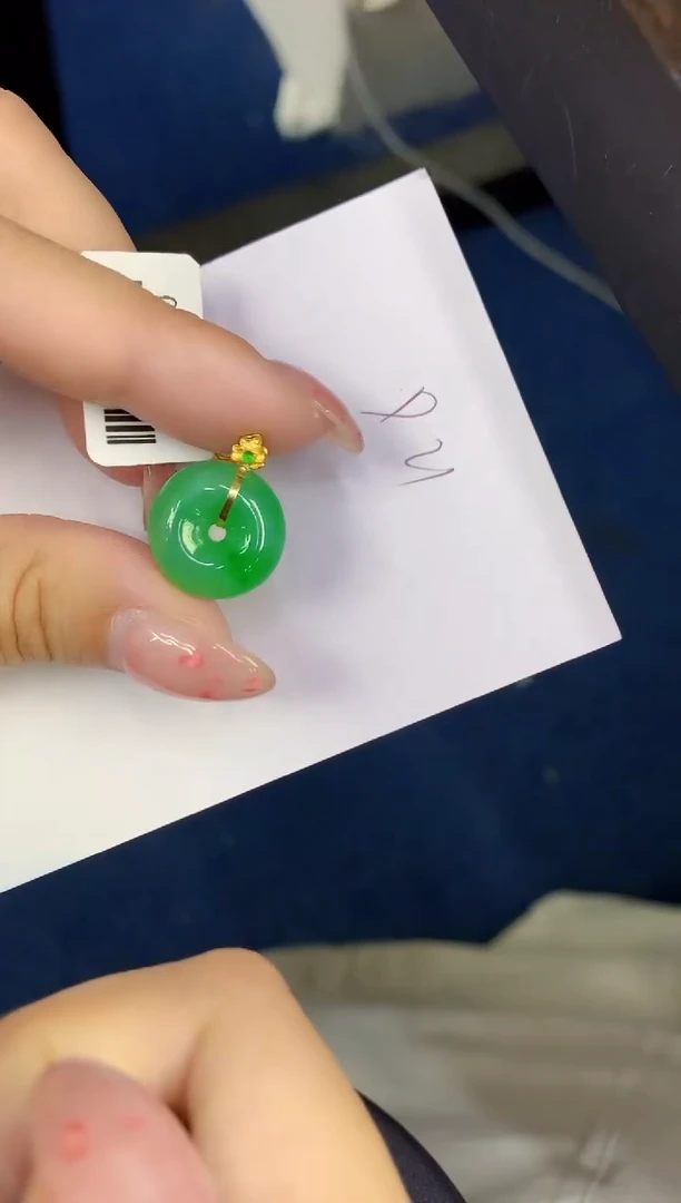 翡翠18K金镶嵌颈饰缅甸天然翡翠A货