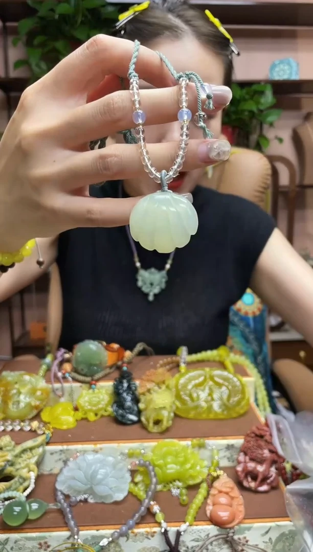 未镶嵌蛇纹石玉颈饰·