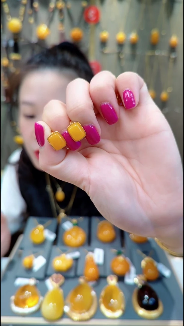 【闪购商品】蜜蜡耳饰银S925镀金镶嵌B075蜜蜡耳坠