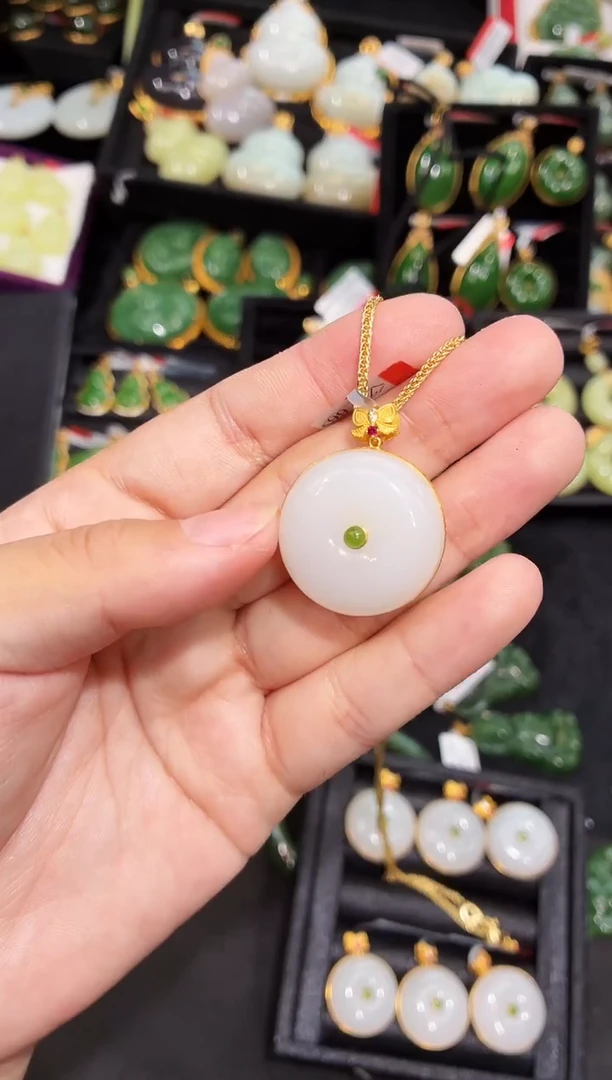 吊坠(赠链)18K金镶嵌和田玉28多样性发一