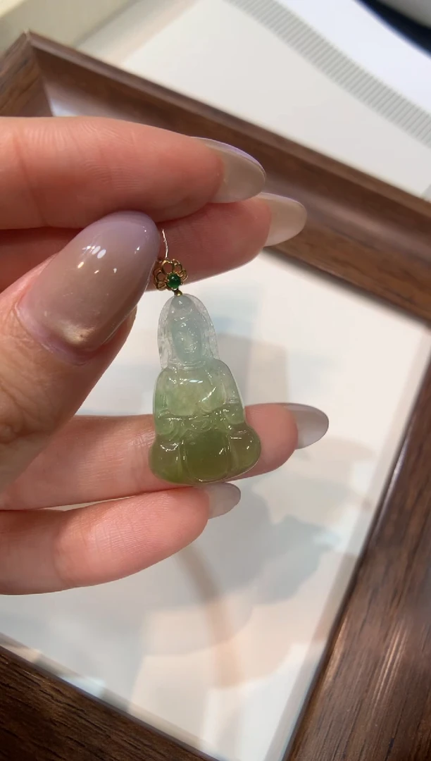 颈饰18K金镶嵌翡翠观音