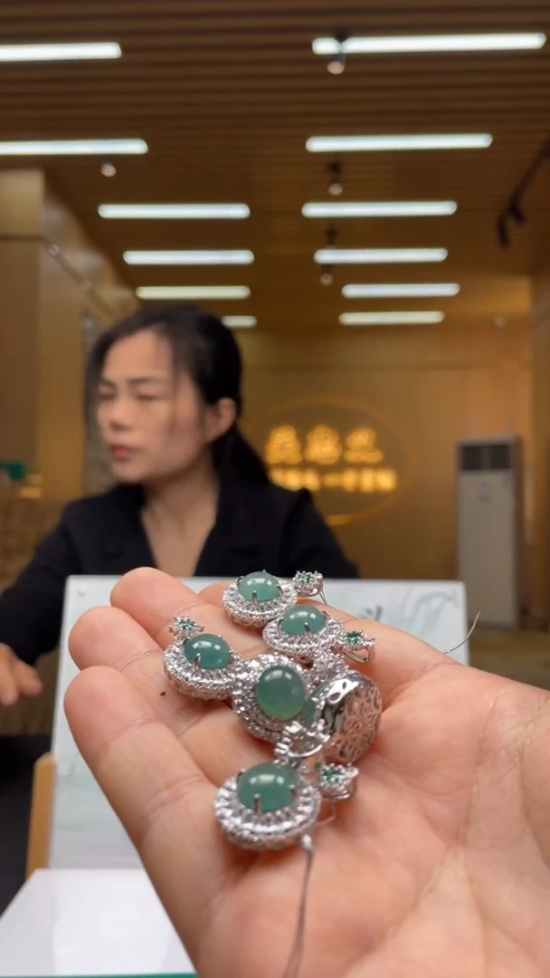 【闪购商品】翡翠未镶嵌颈饰多样性发货 （只发一件）x7