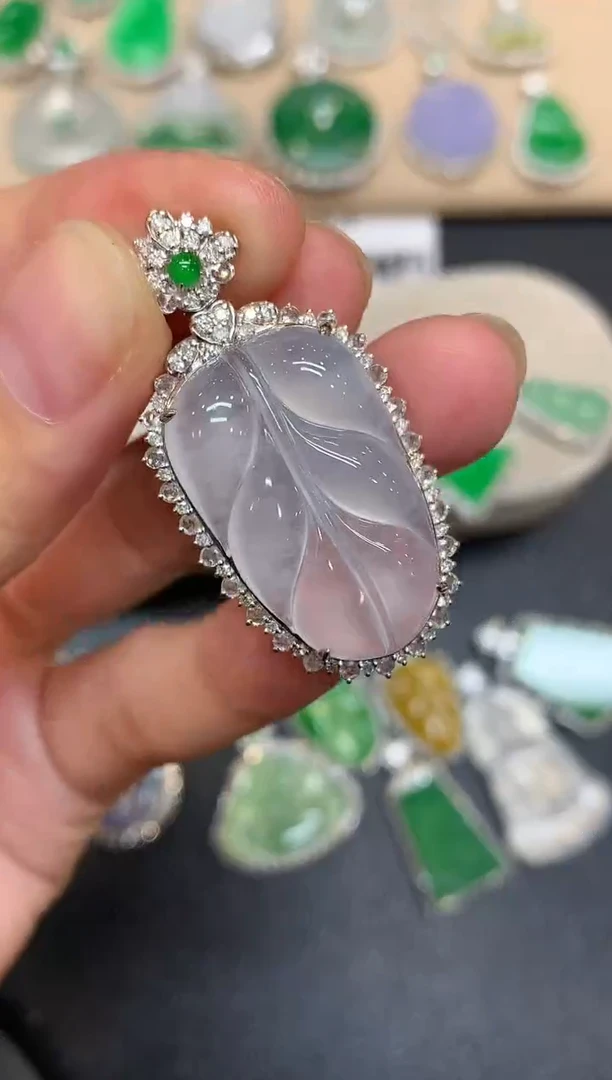 颈饰18K金镶嵌翡翠树叶【无服务费