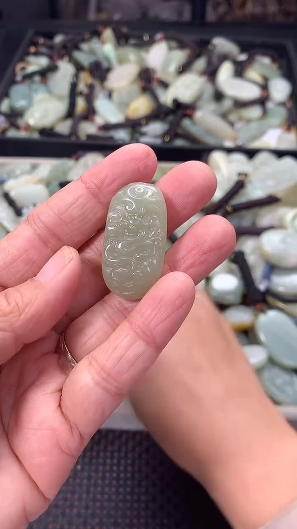 颈饰未镶嵌和田玉（多样性发一件）没有证书有瑕