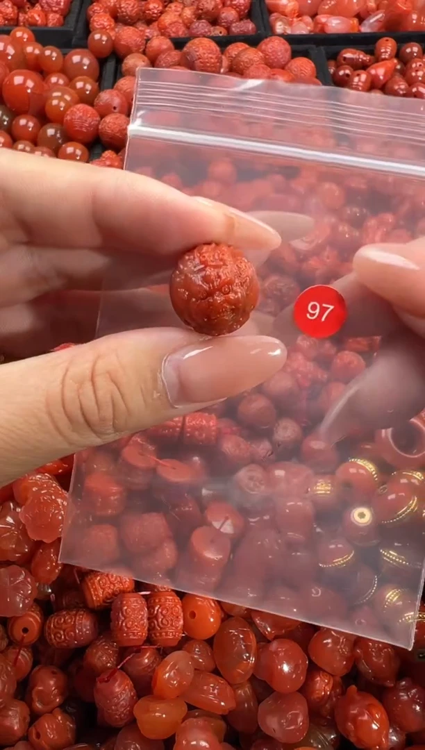 南红玛瑙未镶嵌颈饰1