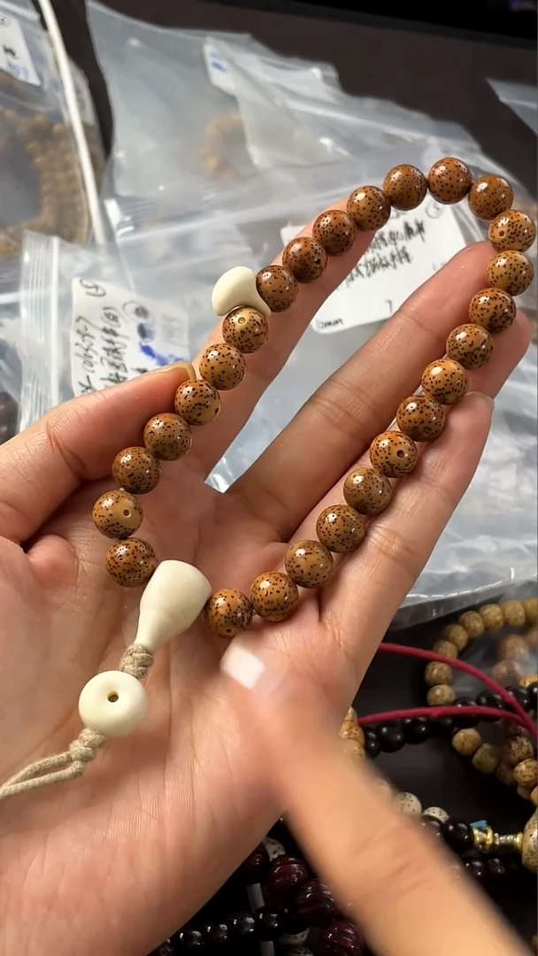 手串星月菩提精工级浅珀圆10手持