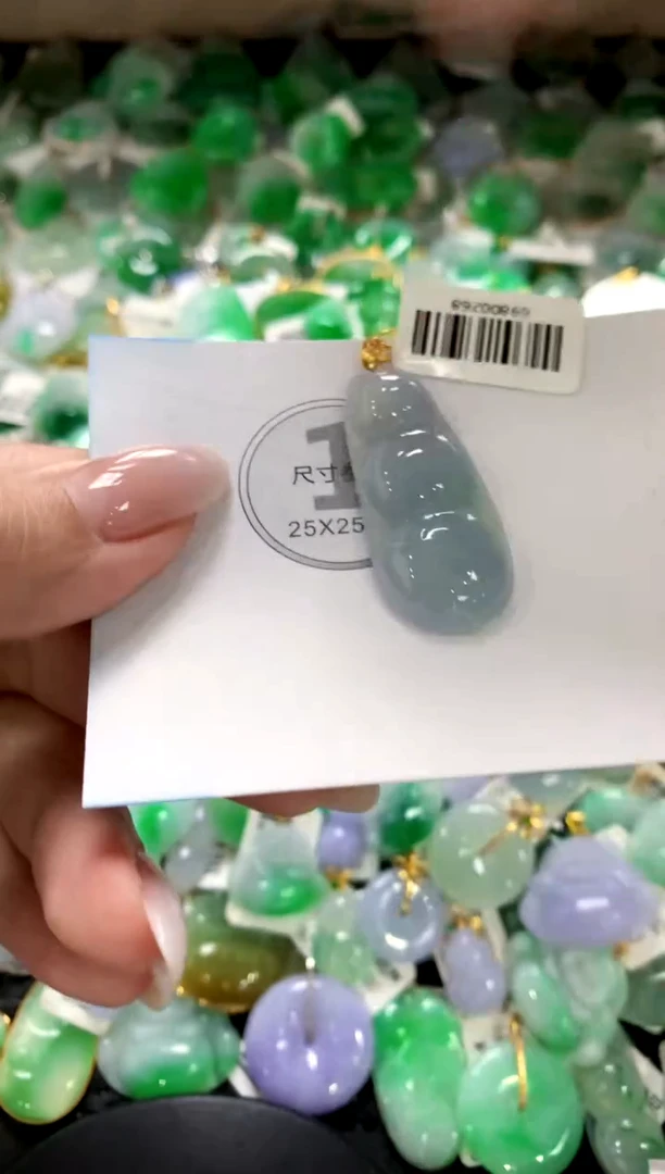 翡翠18K金镶嵌颈饰1111111111111111