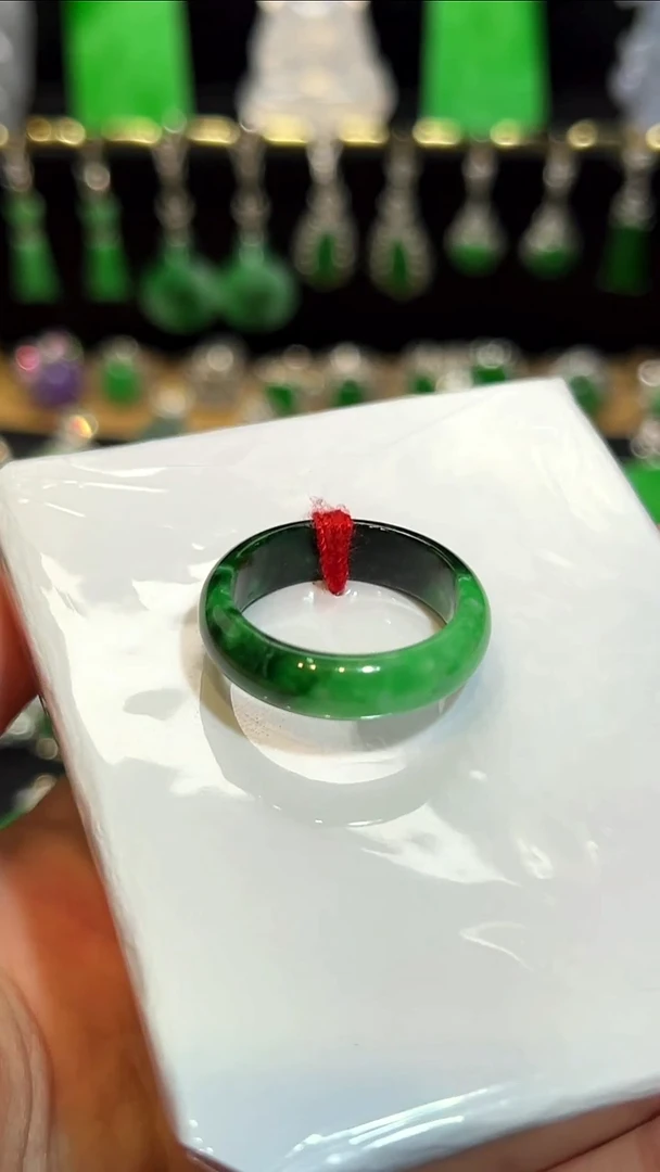 翡翠未镶嵌颈饰戒指