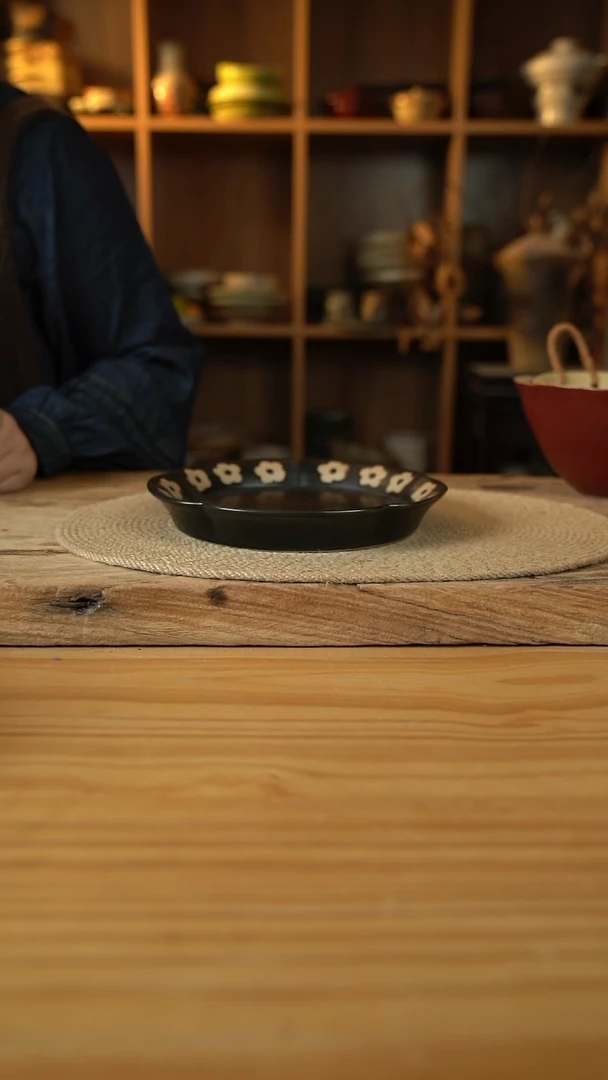 黑色雕刻小花花系列的8英寸花口內刻花盘1个