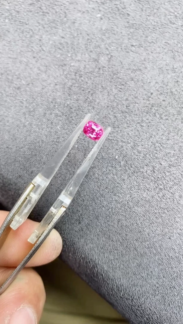 裸石尖晶石0.68ct绝地武士