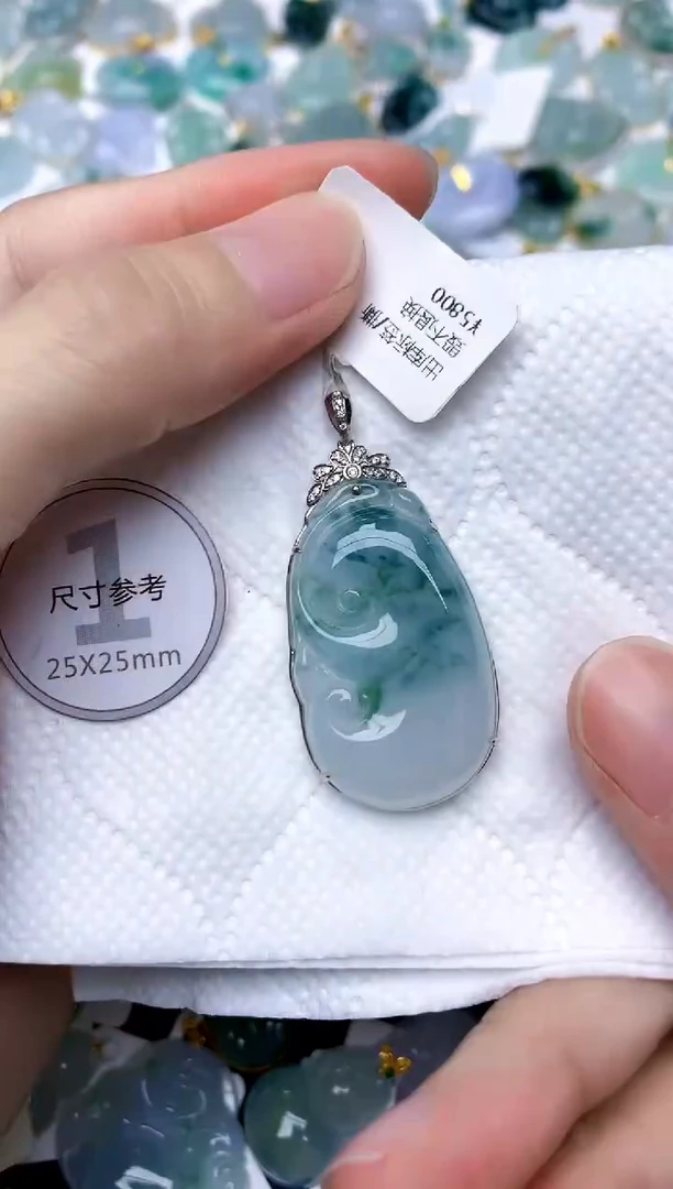 颈饰18K金镶嵌翡翠天然A货翡翠