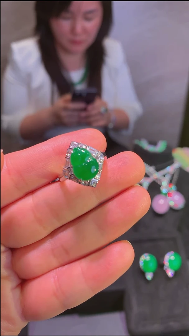 18K金镶嵌戒指翡翠戒指