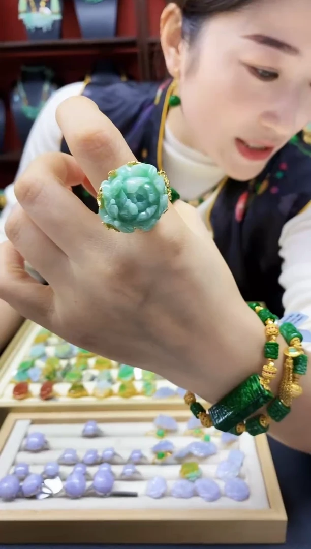 颈饰未镶嵌翡翠戒指