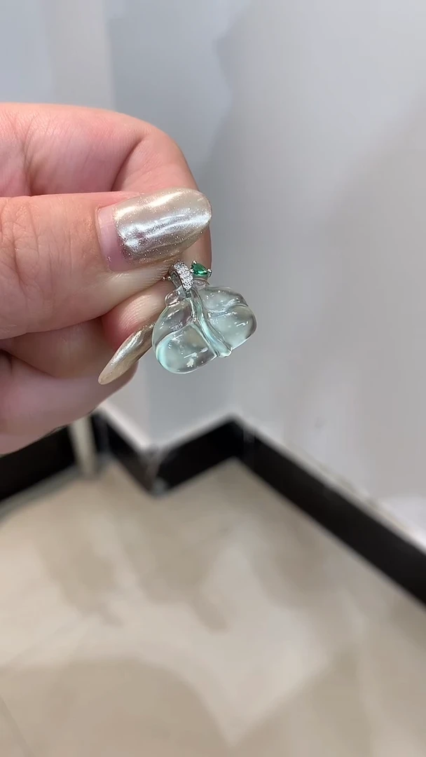 蛇纹石玉未镶嵌颈饰叶子