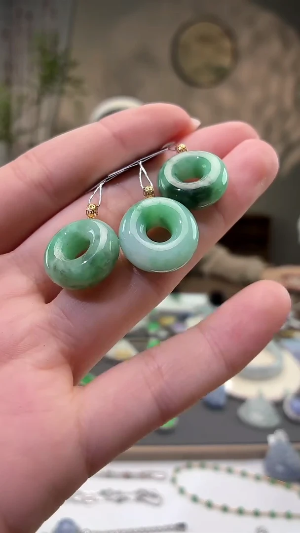 吊坠(赠链)18K金镶嵌翡翠甜甜圈   多样性发货1件