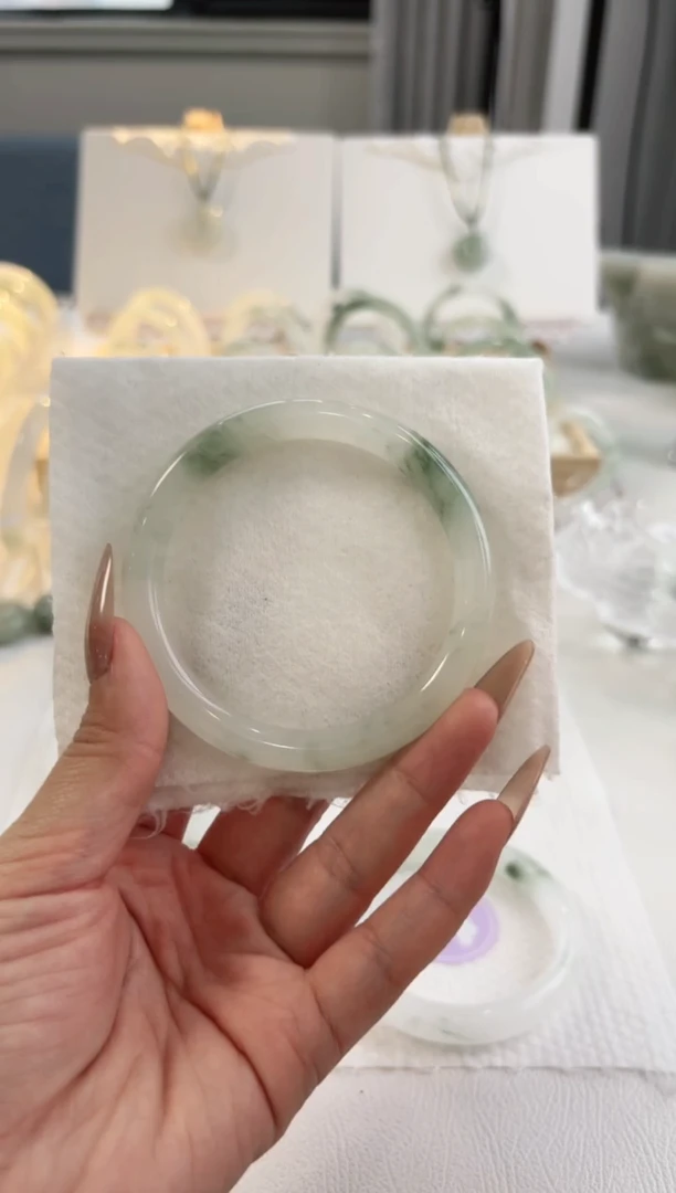 【闪购商品】石英质玉手镯未镶嵌60