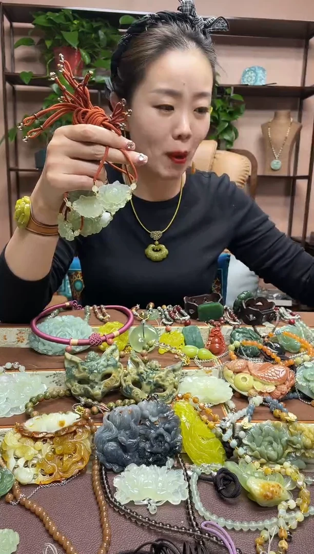 未镶嵌岫玉颈饰多样性发货发其中之一