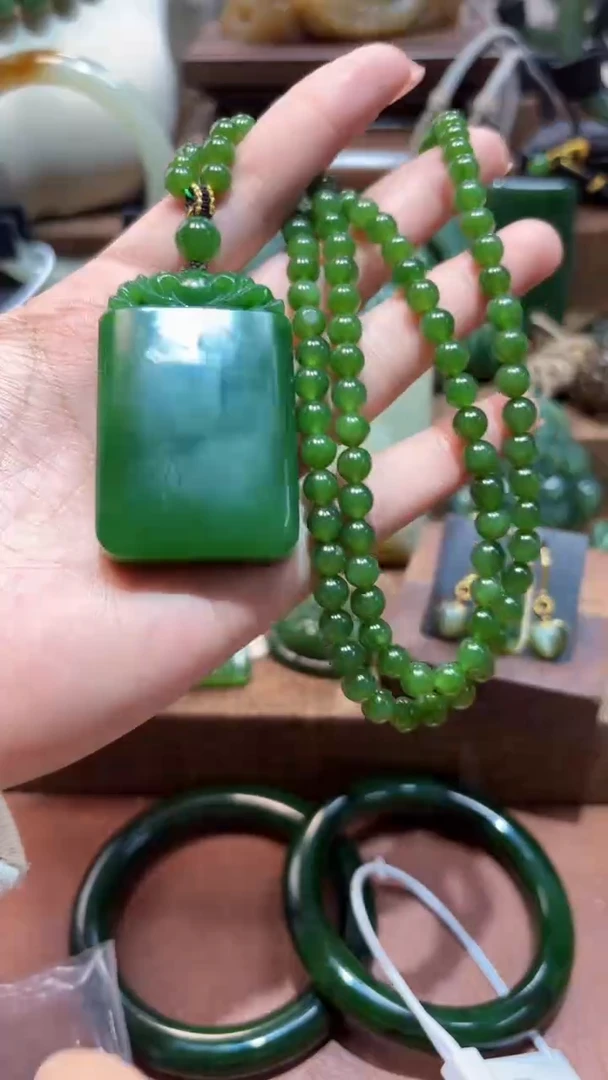 颈饰未镶嵌和田玉（碧玉）1