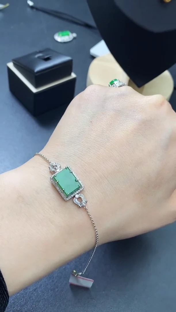 18K金镶嵌手链翡翠手牌