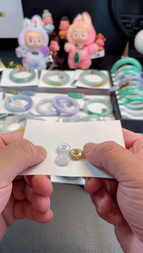 翡翠手镯未镶嵌晴?有纹裂