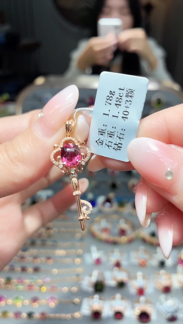 颈饰18K金镶嵌碧玺1.48ct