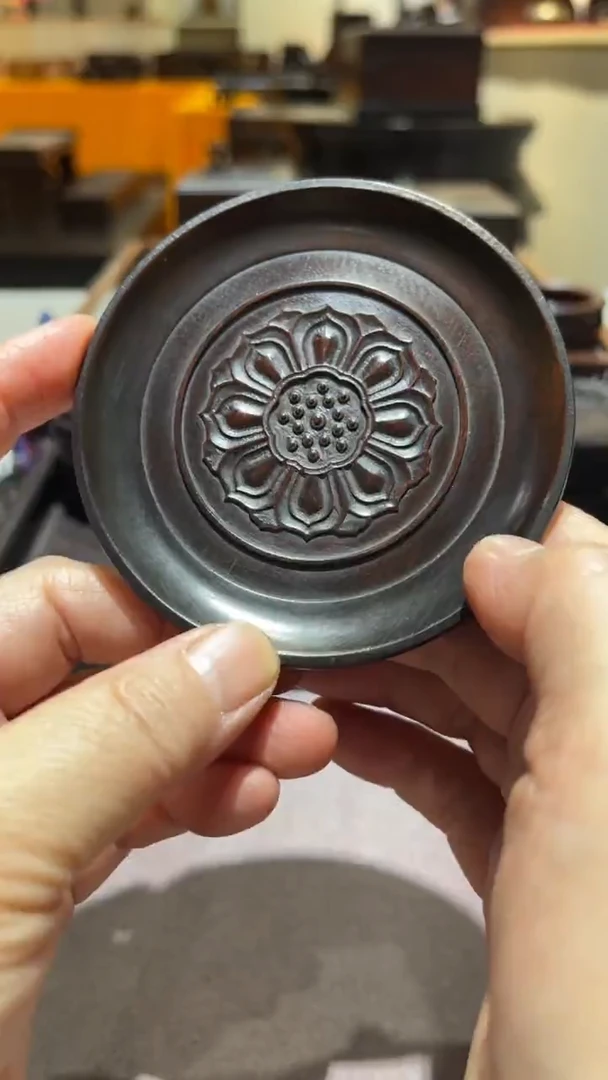 红酸枝木类精品木雕精工细作