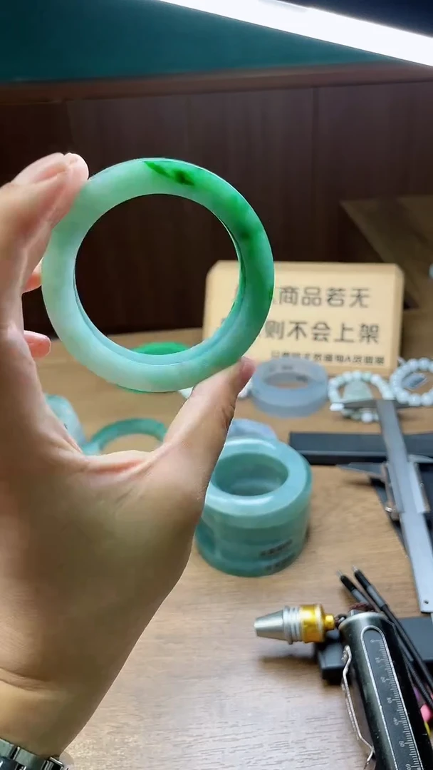 定制翡翠手镯未镶嵌幸**满定制