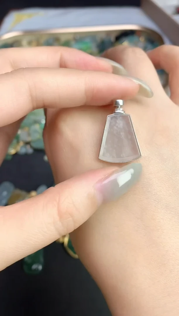 颈饰18K金镶嵌翡翠20251106111