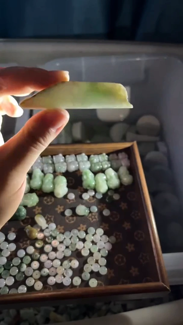 翡翠挂件未镶嵌翡翠