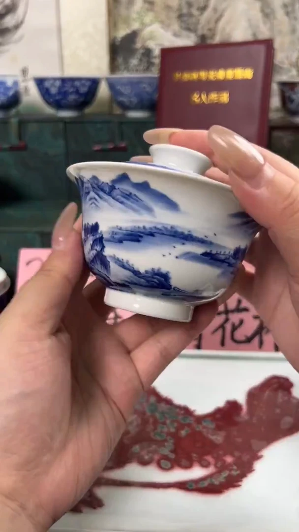 手绘青花陶瓷盖碗山水