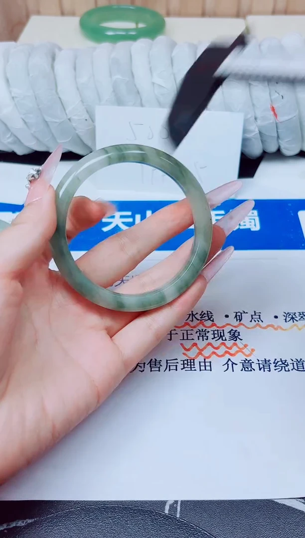 未镶嵌手镯石英质玉81/58