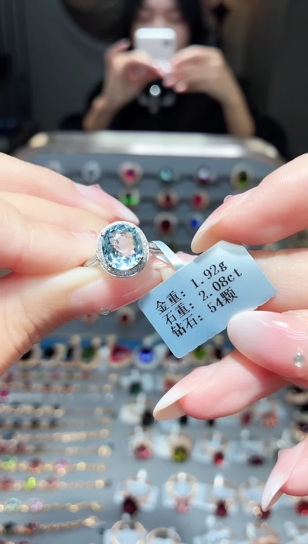 18K金镶嵌戒指海蓝宝石2.08ct配钻