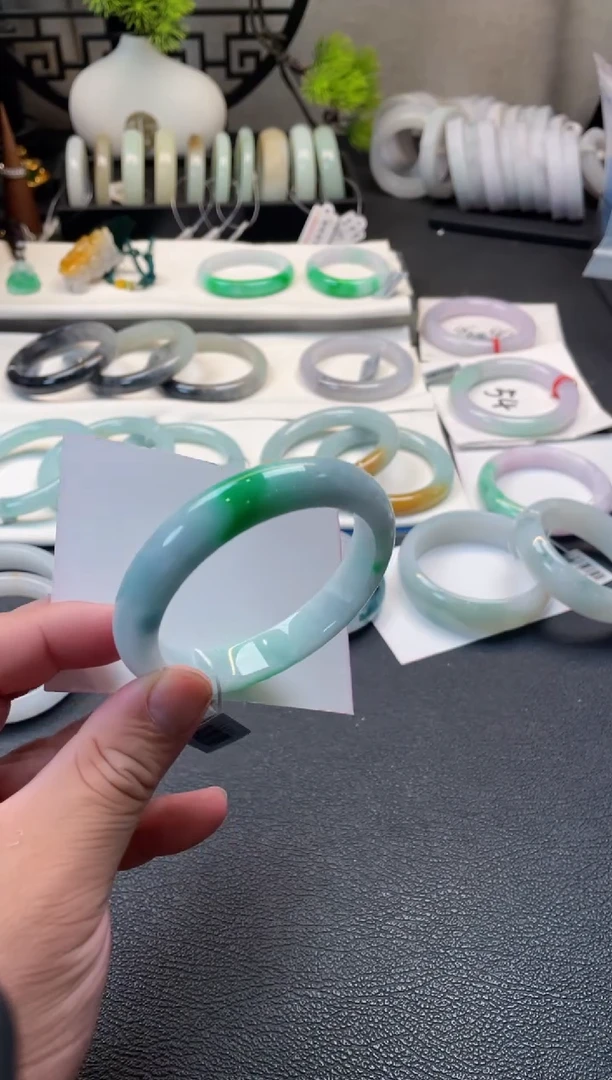 翡翠手镯未镶嵌59正圈 有纹