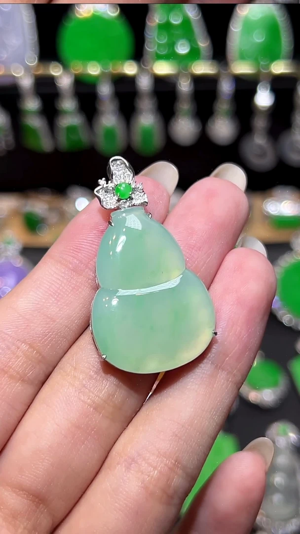 颈饰18K金镶嵌翡翠吊坠