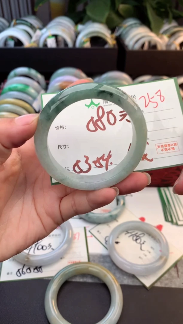 未镶嵌定制翡翠毛货需精细抛光+多人