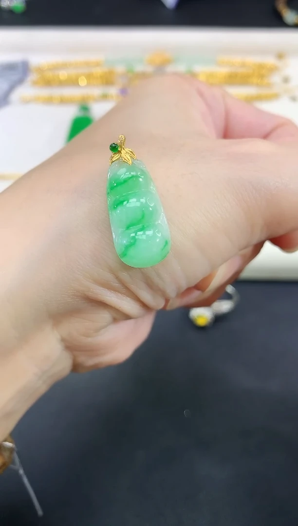 吊坠(不含链)18K金镶嵌翡翠豆子|990