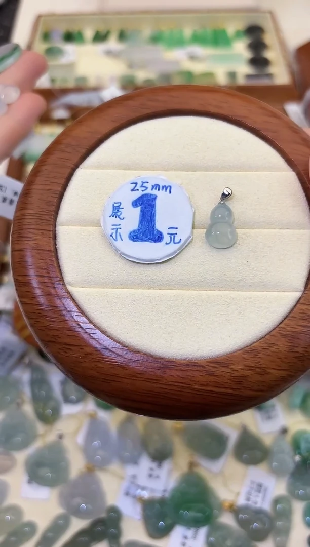 颈饰18K金镶嵌翡翠小*子葫芦