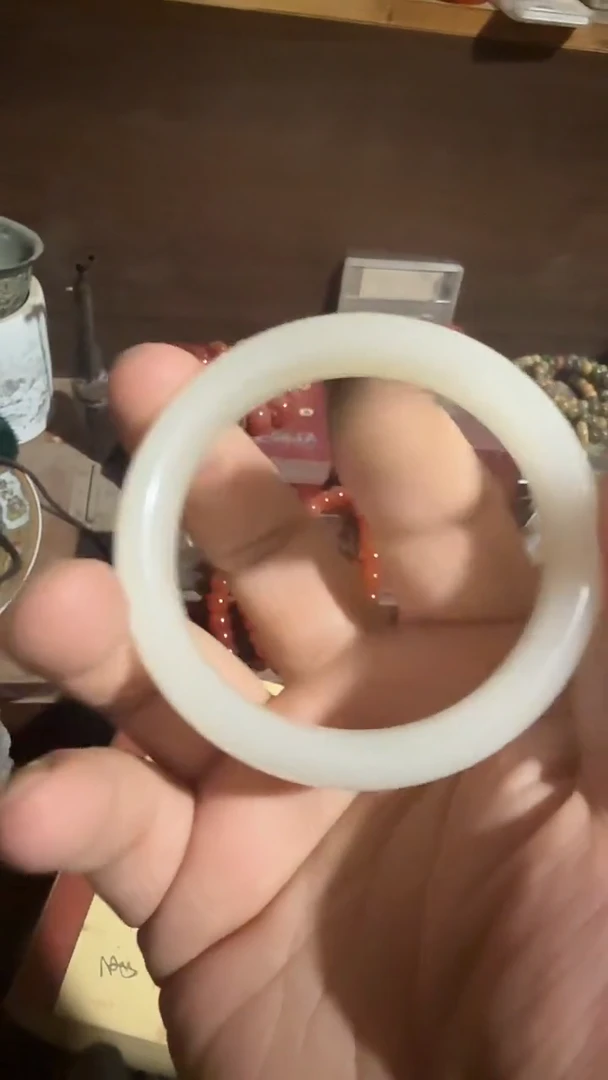 香榧木      一只白镯子