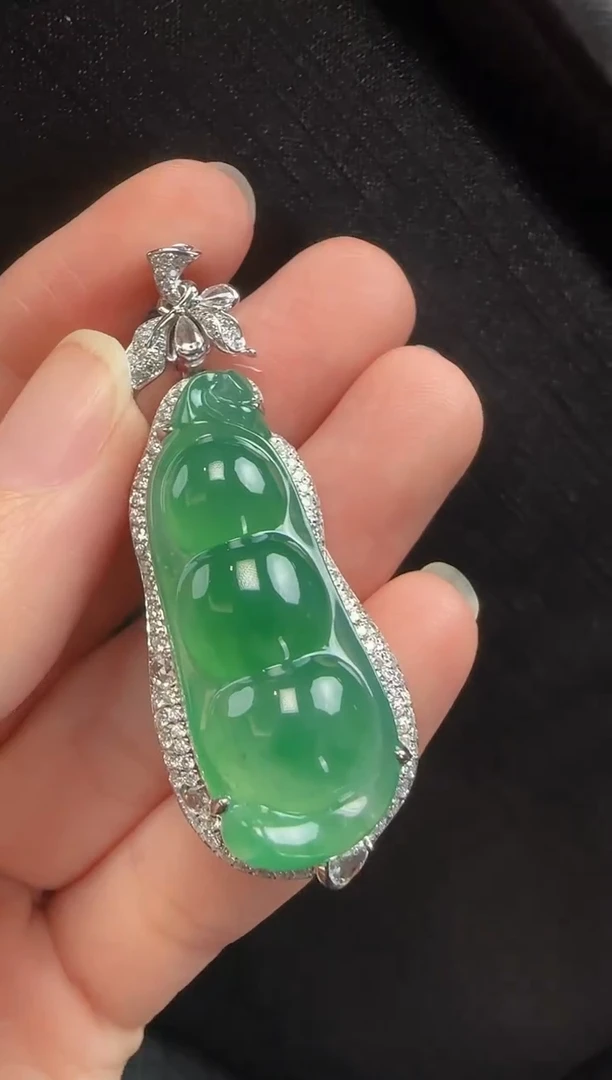 颈饰18K金镶嵌翡翠550豆子一个