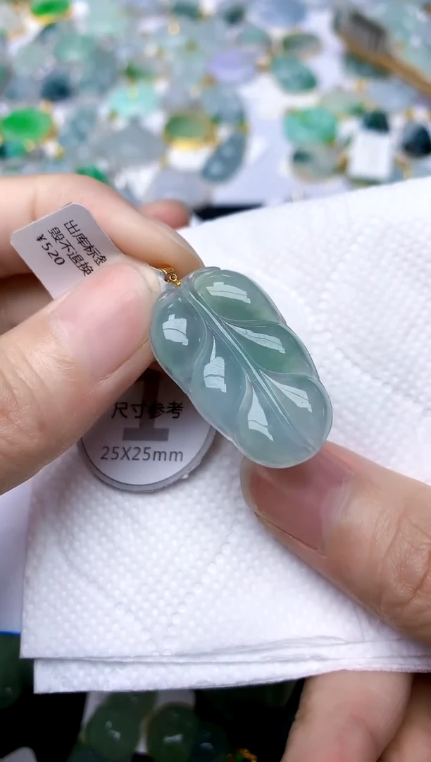 颈饰18K金镶嵌翡翠天然A货翡翠