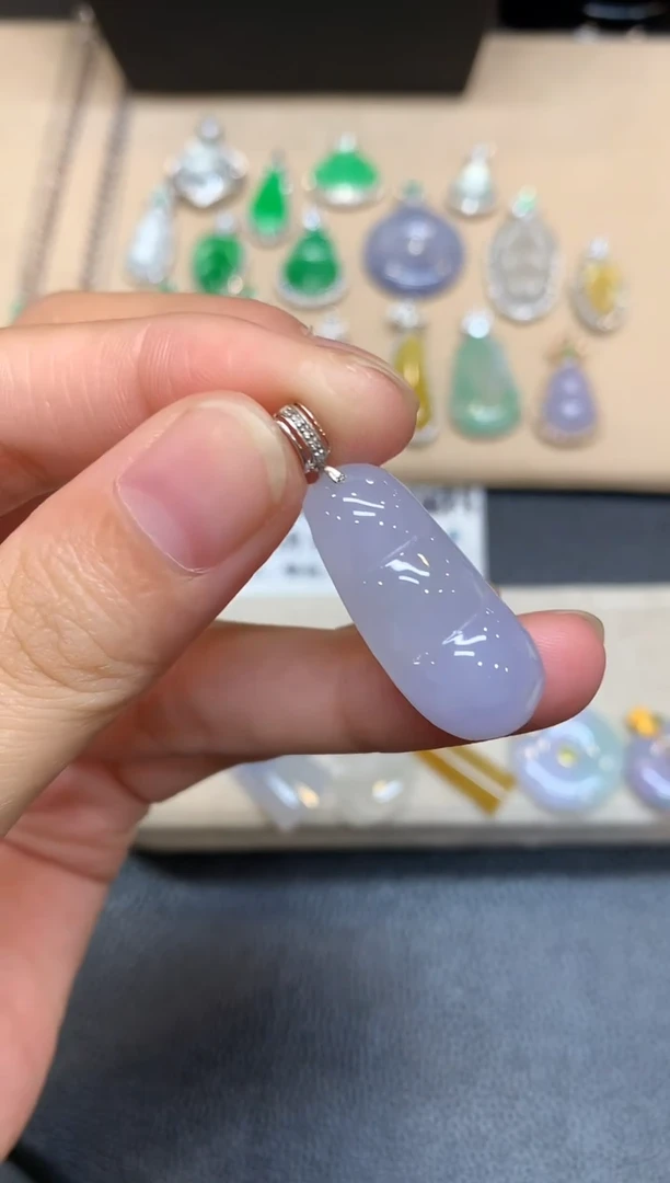 颈饰18K金镶嵌翡翠福豆【无服务费