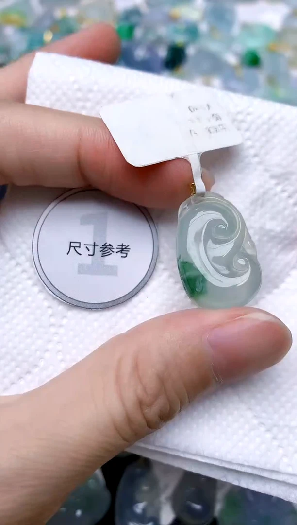 颈饰18K金镶嵌翡翠天然A货翡翠