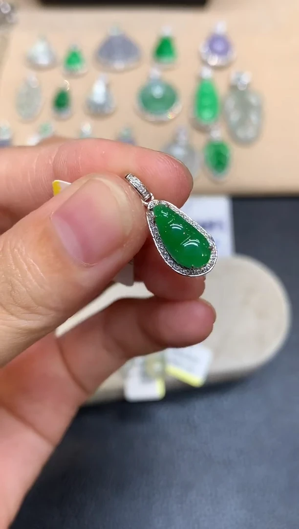 颈饰18K金镶嵌翡翠福豆【无服务费【48小时鉴赏期】