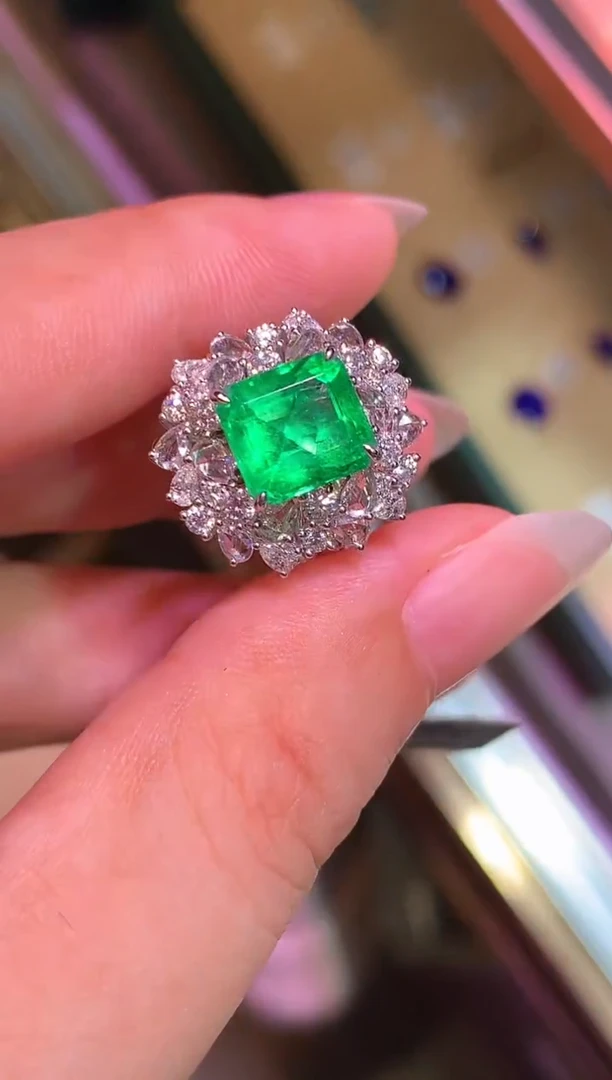 祖母绿戒指18K金镶嵌2.5CT