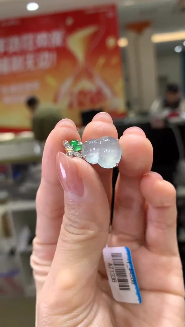 颈饰18K金镶嵌翡翠|不退不换