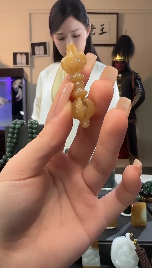 和田玉未镶嵌颈饰糖金刚杵吊坠