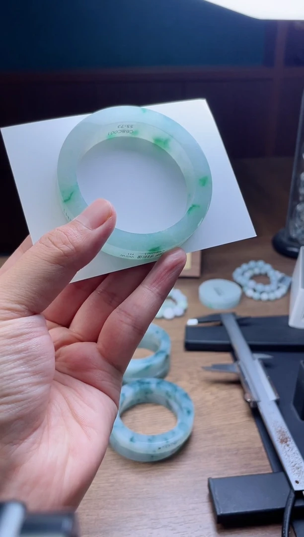 未镶嵌手镯定制翡翠霞定制