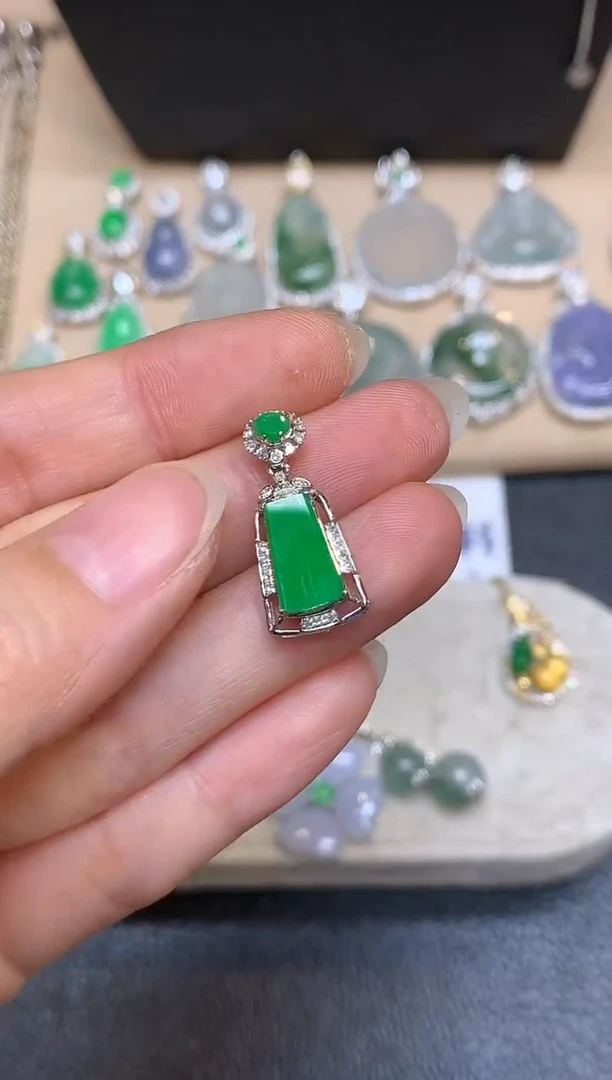 颈饰18K金镶嵌翡翠无事牌【无服务费