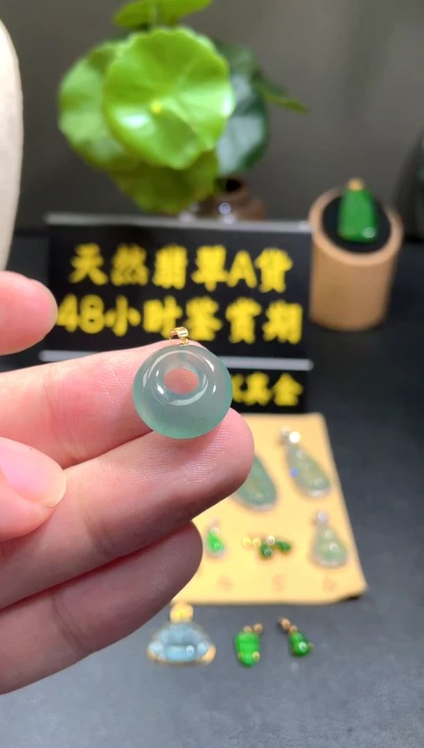 颈饰18K金镶嵌翡翠翡翠A货